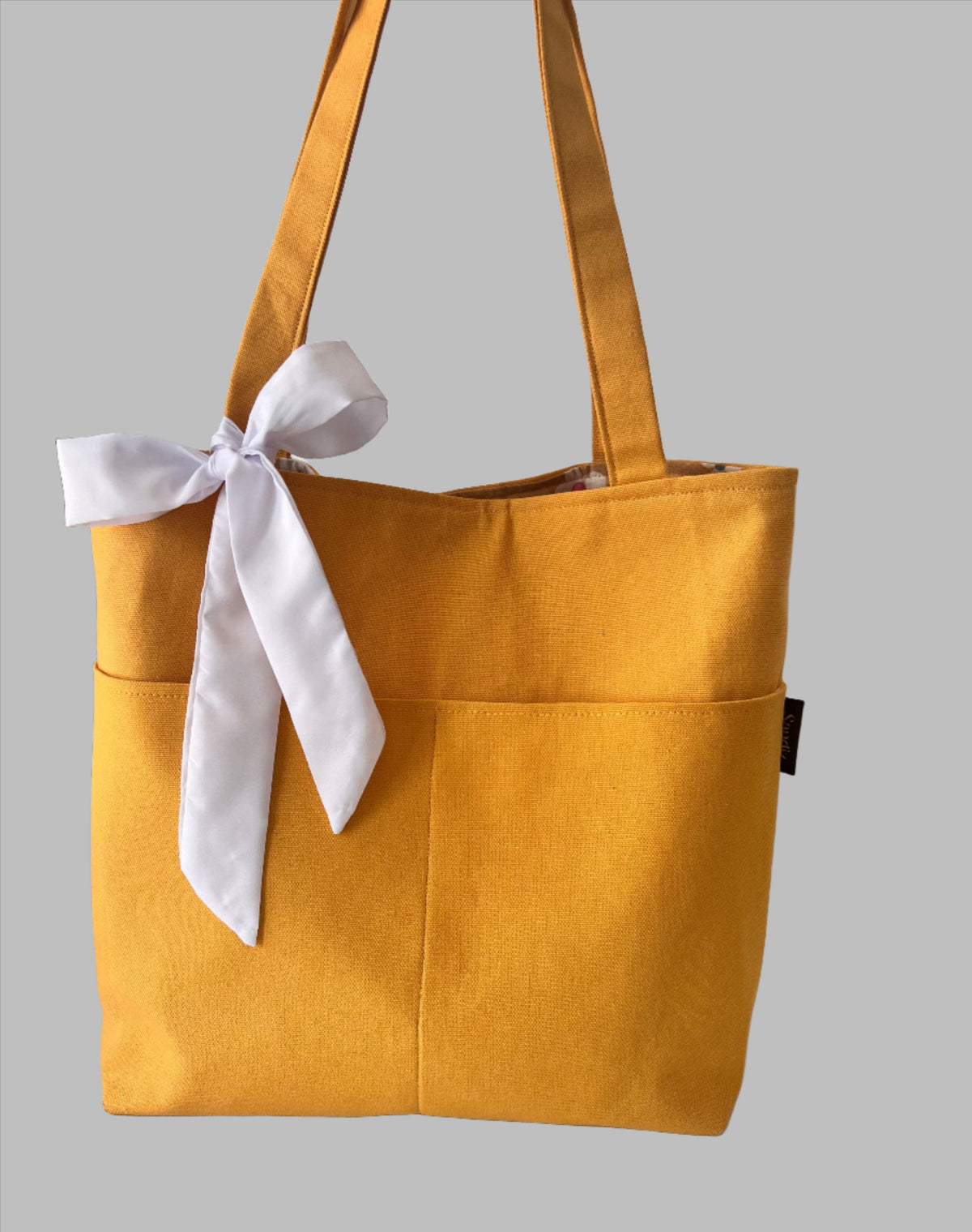 Gold Handamde Tote Bags with white
sandiz handmade bags
Tote Bag, Shoulder Bag, women bag, handmade bag, Canvas tote, Reusable tote, Eco-friendly tote, Cotton tote, Custom tote, Tote bag with pockets, Beach tote, small tote bag, Tote bag for work, Tote bag for school, Tote bag for groceries, Tote bag with long handles, yellow bag