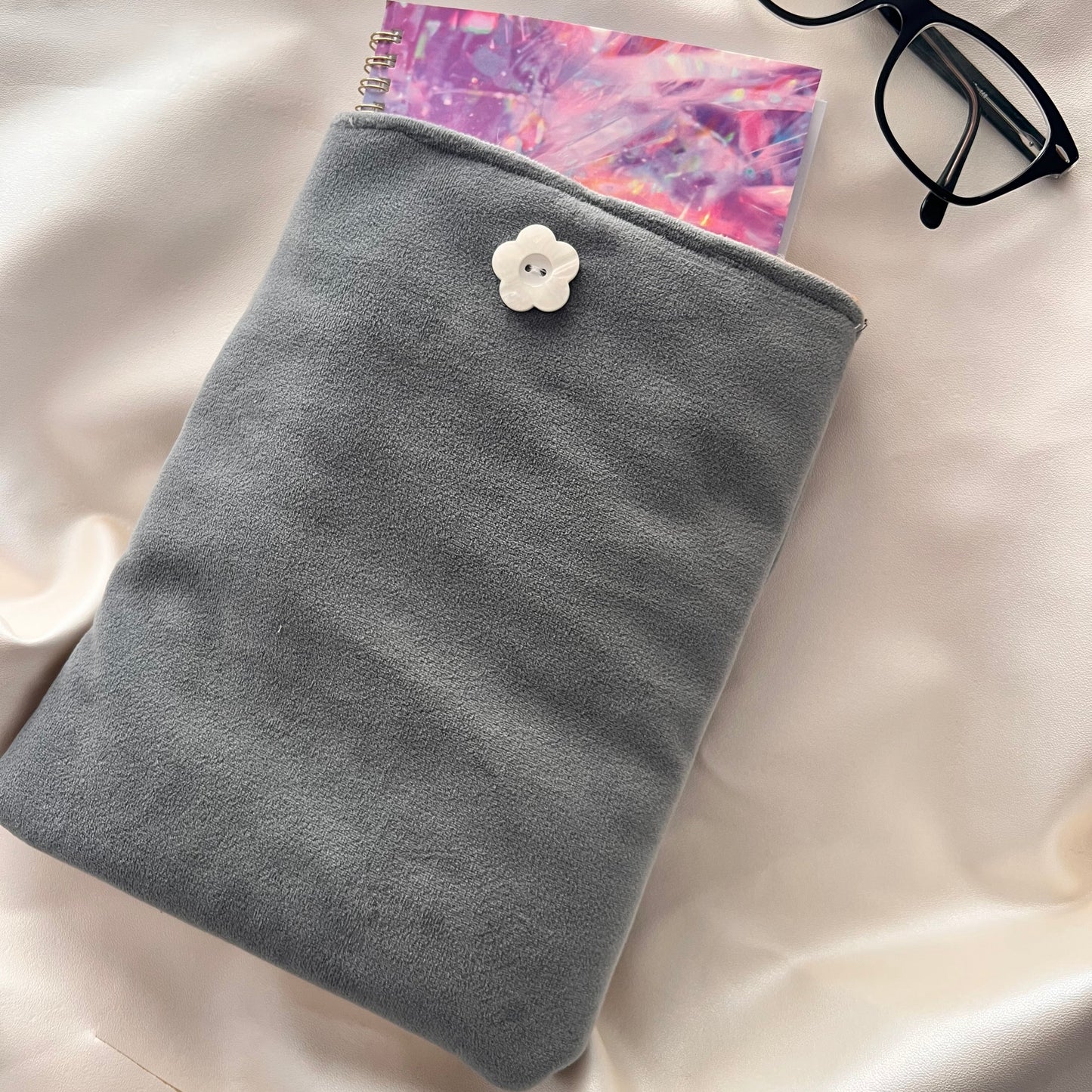 Paddle book sleeve

Handmade book sleeve

Gift for books

Gift for book lovers

Book sleeve for travel

Book sleeve for teachers

Book sleeve case

Book sleeve

Book protector

book pouch

book cover sleeve

gray book sleeve