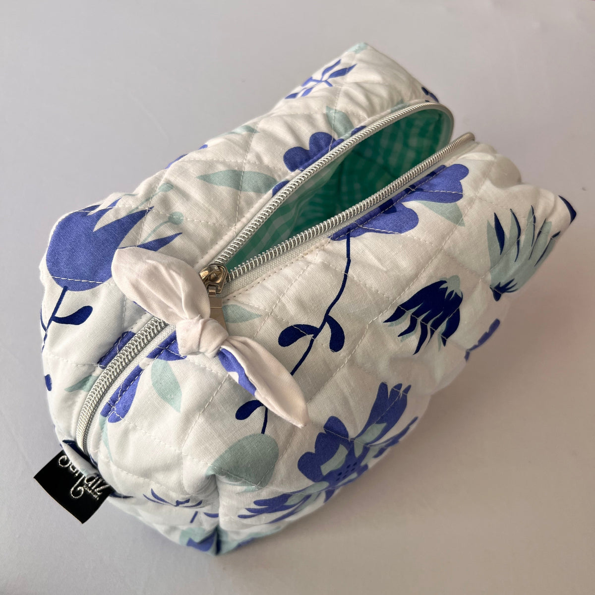 women bag
handmade bag
cosmetic bag
BLUE MAKEUP BAG


