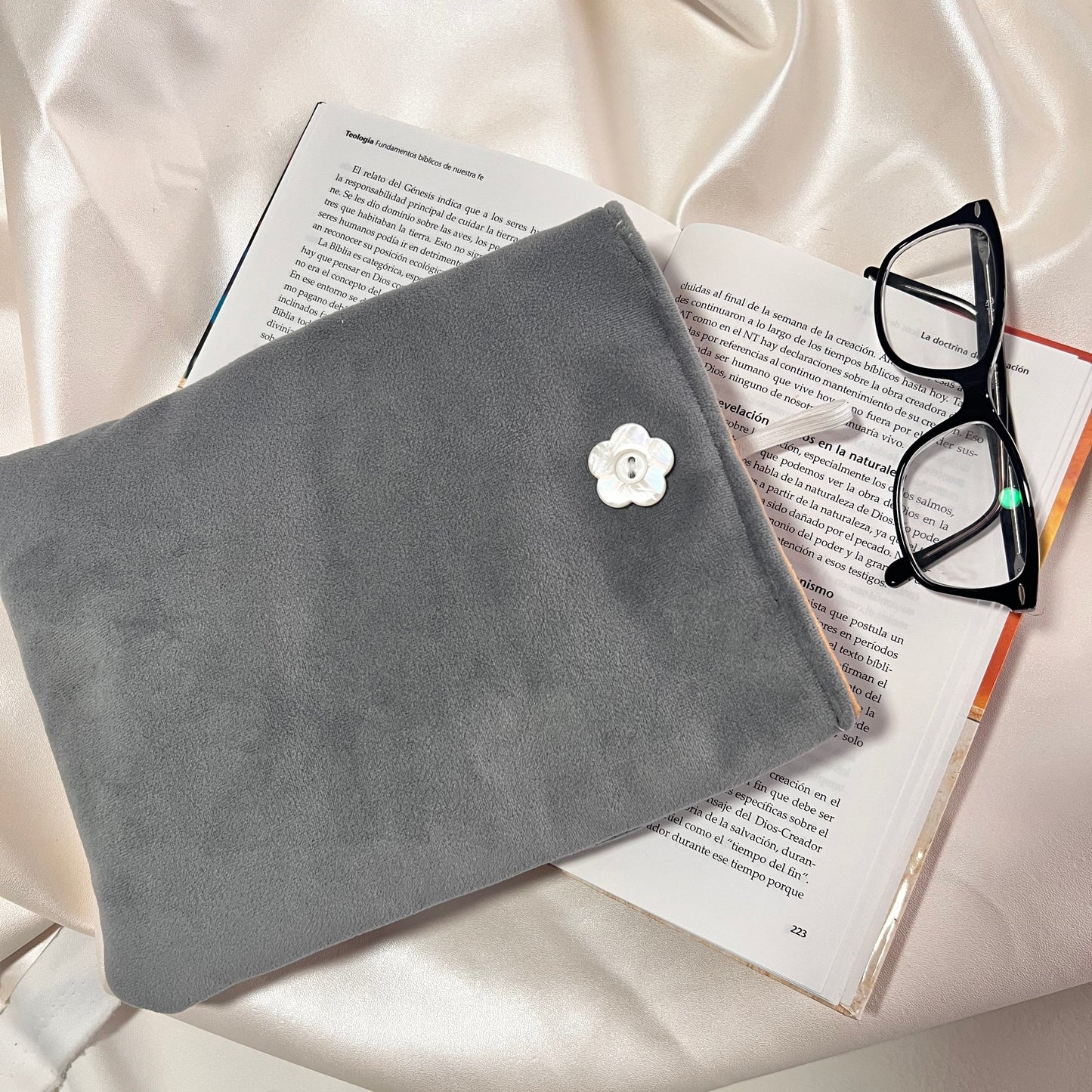 Paddle book sleeve

Handmade book sleeve

gray book sleeve

Gift for books

Gift for book lovers

Book sleeve for travel

Book sleeve for teachers

Book sleeve case

Book sleeve

Book protector

book pouch

book cover sleeve

