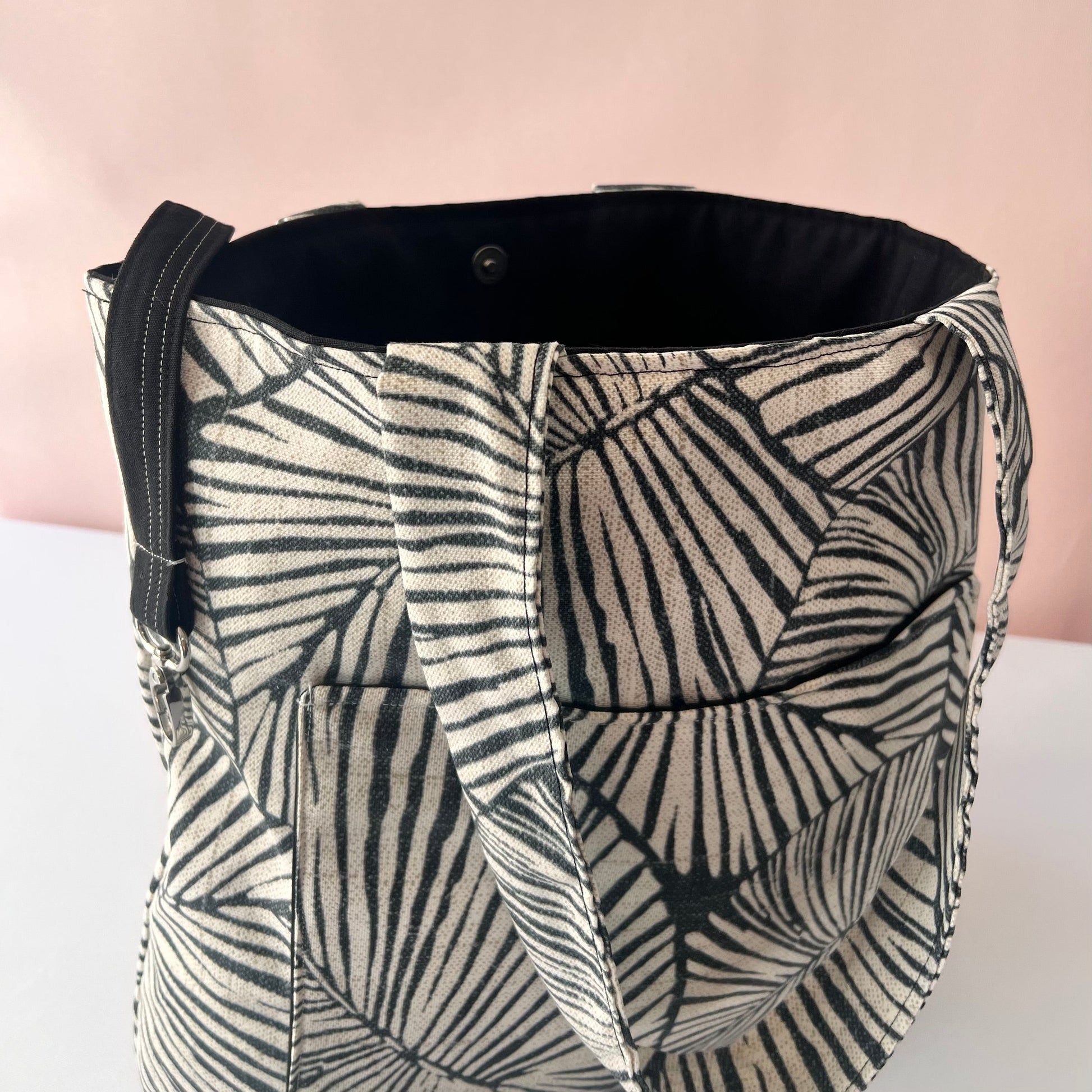 black leaf print shoulder tote bag for everyday use