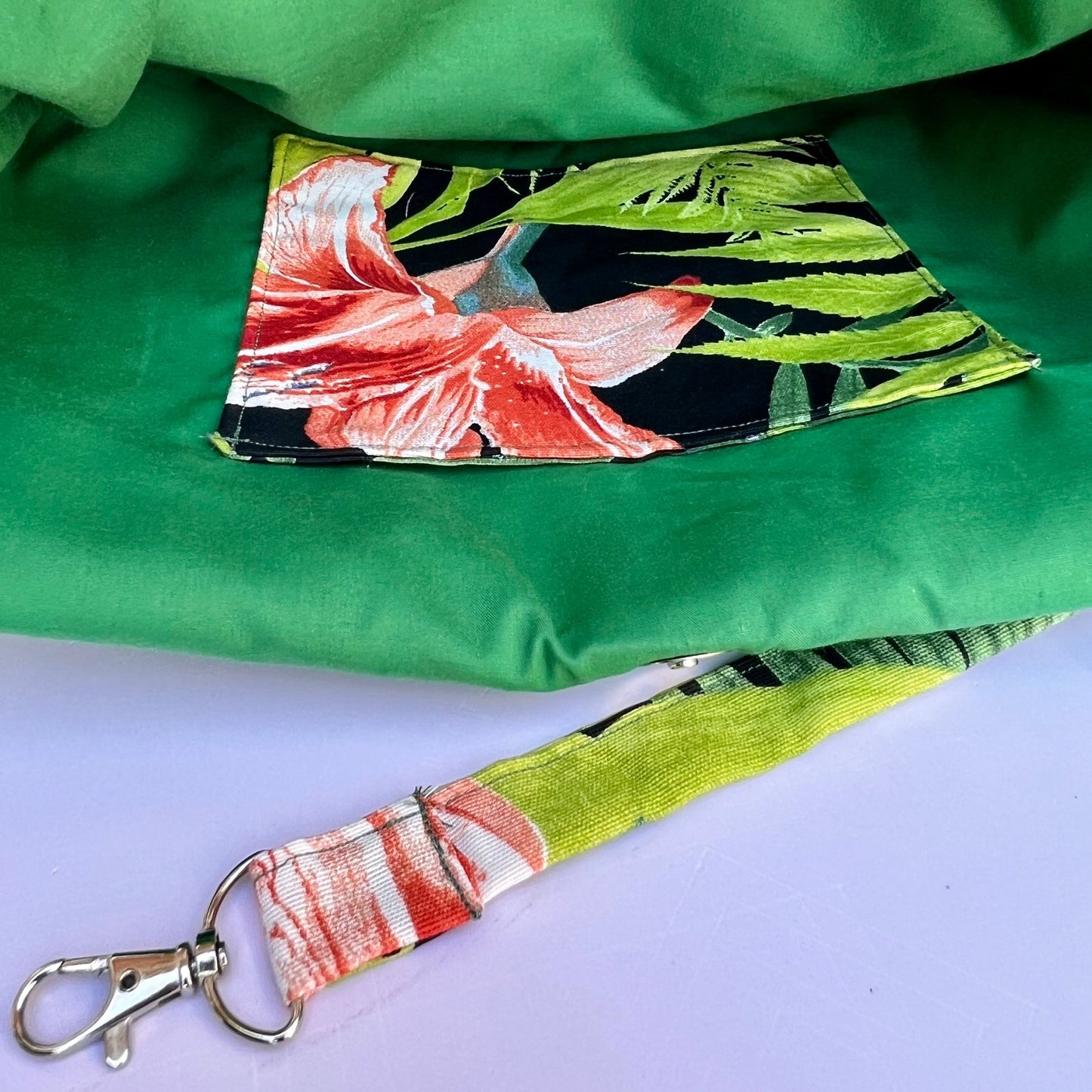 inner pocket in large green beach tote