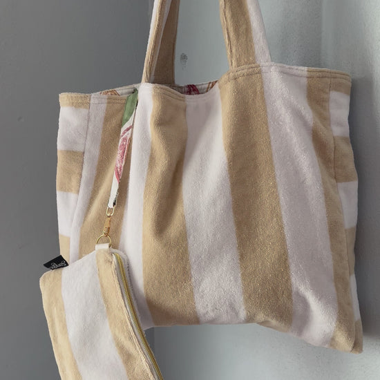 This beach tote bag is a set that includes the tote bag and a small multi-purpose pouch, which can be used for makeup, phone, keys, etc.