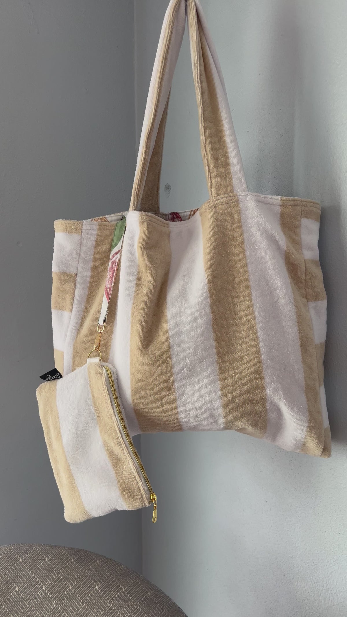 This beach tote bag is a set that includes the tote bag and a small multi-purpose pouch, which can be used for makeup, phone, keys, etc.